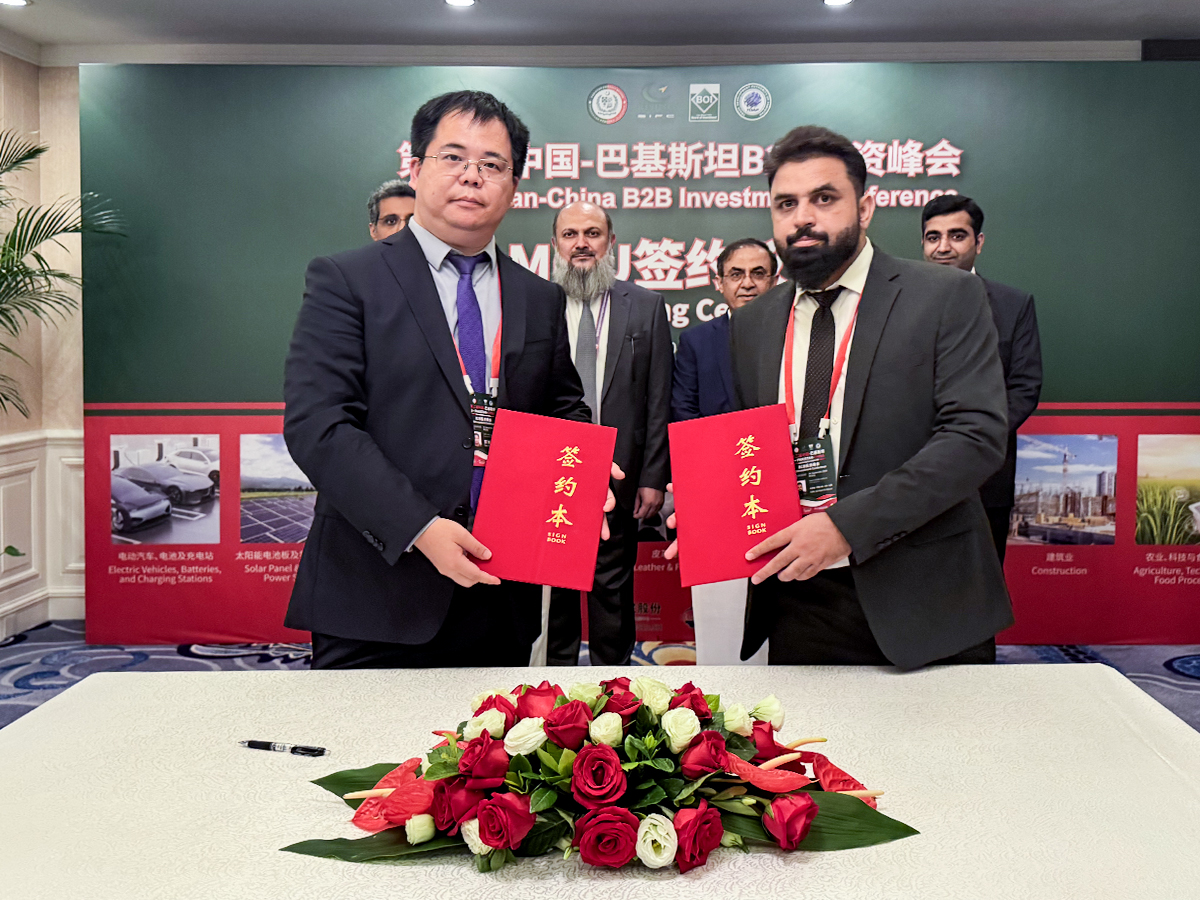 海杰亞“康博刀”首入巴基斯坦并完成裝機(jī)，巴總理見證“一帶一路”醫(yī)療合作成果